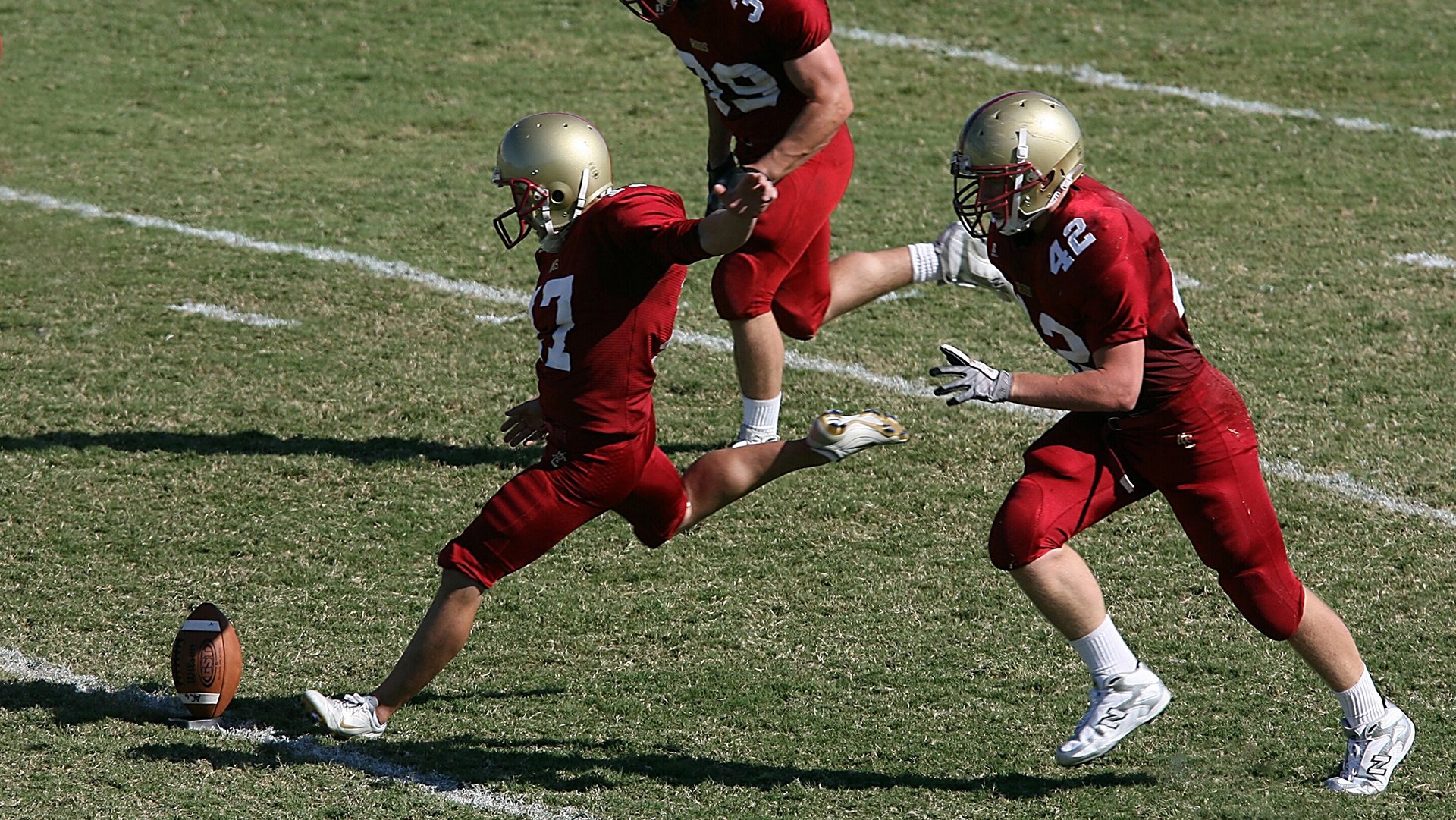 米兰体育官方网站-逆境中勇敢拼搏：那些永不放弃的足球战士，坚持足球梦想的励志语录